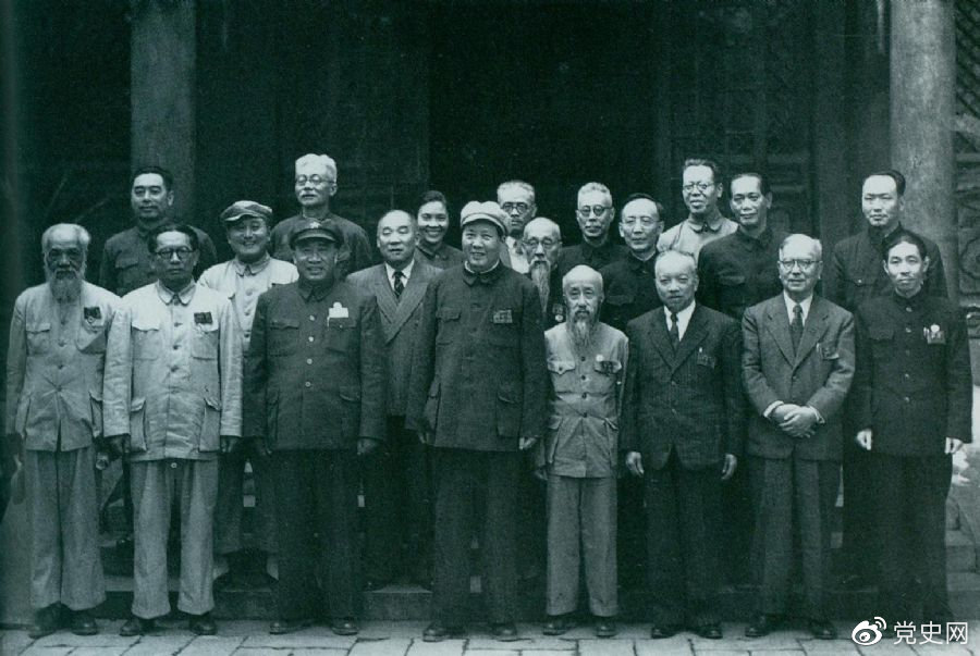 1949年7月5日，新政治協(xié)商會(huì)議籌備會(huì)常務(wù)委員合影。
