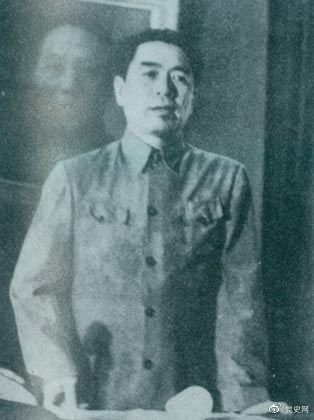 1949年7月6日，周恩來(lái)出席中華全國(guó)文學(xué)藝術(shù)工作者代表大會(huì)。圖為周恩來(lái)在會(huì)上作政治報(bào)告。