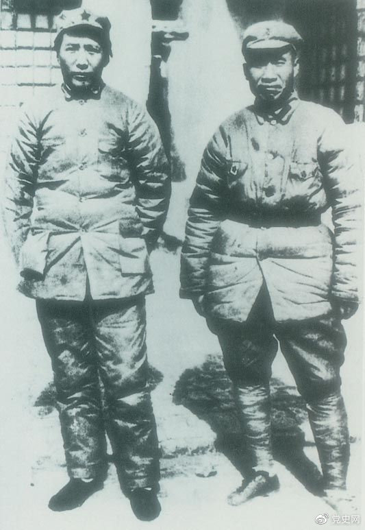 　　1937年7月7日，盧溝橋事變爆發(fā)。8日，中共中央通電全國，號(hào)召結(jié)成民族統(tǒng)一戰(zhàn)線抵抗日本侵略者。圖為1936年冬毛澤東和朱德在陜北。