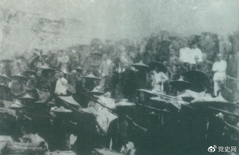 　　1926年7月9日，國(guó)民革命軍開始北伐。兩天后，北伐軍的先頭部隊(duì)葉挺獨(dú)立團(tuán)攻占了長(zhǎng)沙。然后向武漢進(jìn)攻。一路上，迅猛發(fā)展的農(nóng)民運(yùn)動(dòng)有力地配合了北伐戰(zhàn)爭(zhēng)。在湖南、江西、湖北，農(nóng)民運(yùn)動(dòng)越來越引人注目。這是支援北伐戰(zhàn)爭(zhēng)的農(nóng)民自衛(wèi)軍。