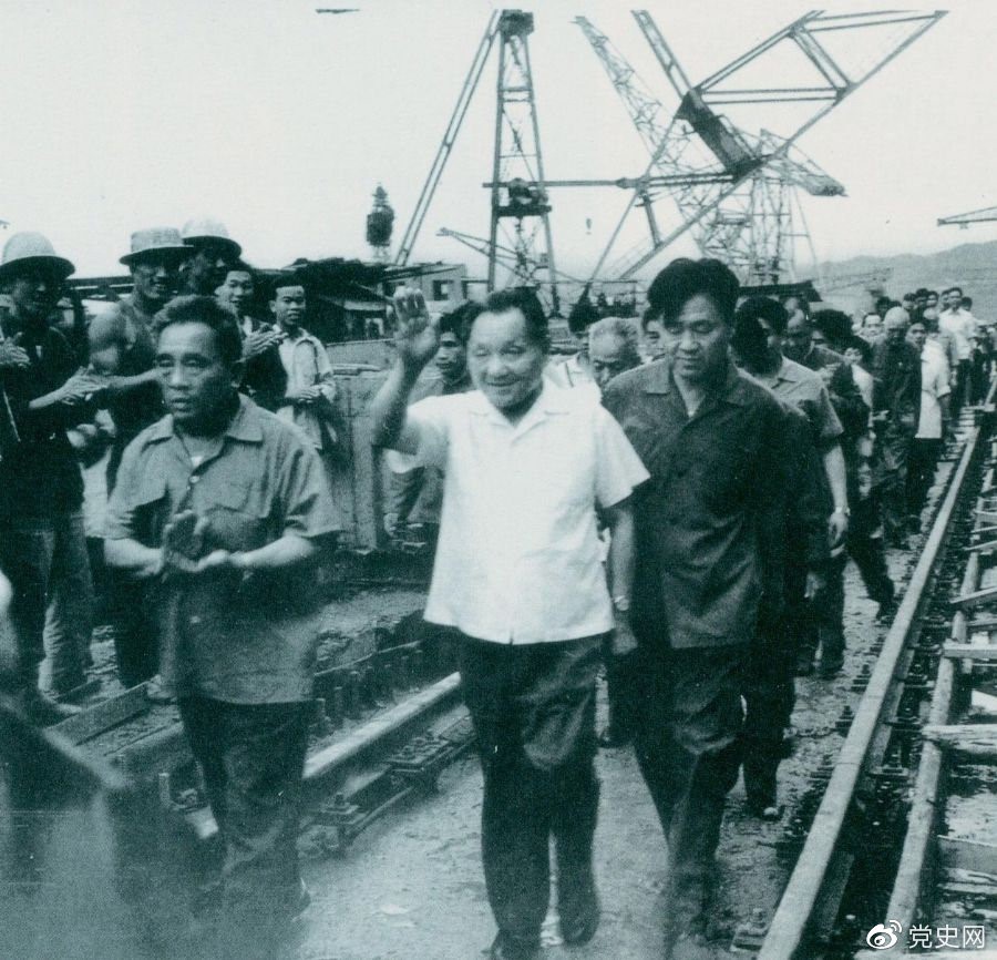 1980年7月12日，鄧小平到葛洲壩水利樞紐工程視察。