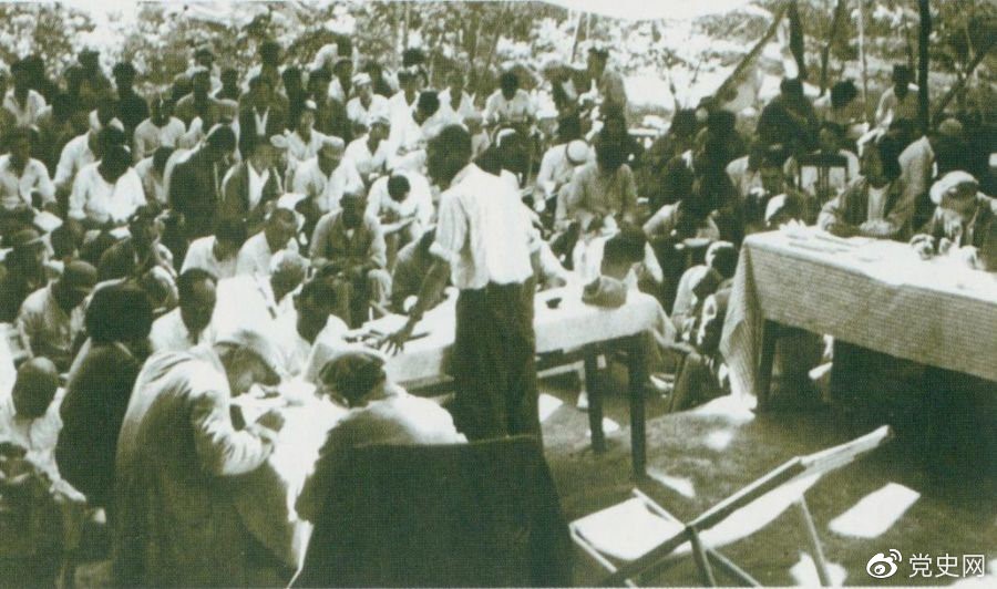 1947年7月17日至9月13日，全國土地會議在河北西柏坡召開。劉少奇主持會議并在會上作報告。
