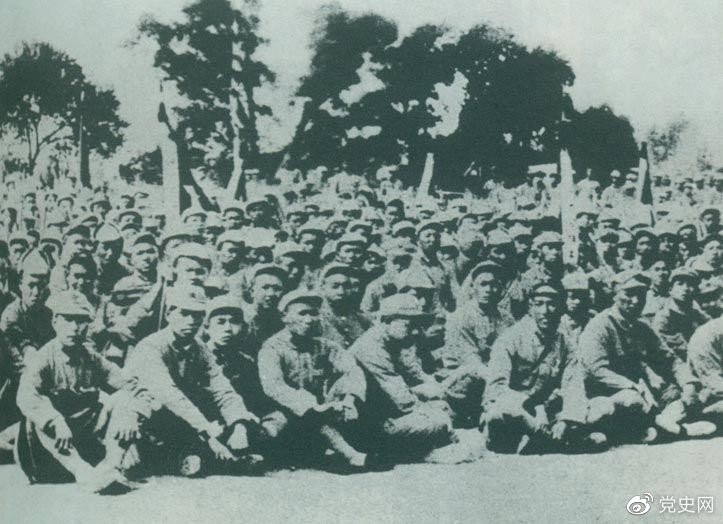 盧溝橋事變后的第11天，1937年7月18日，延安召開群眾大會，毛澤東發(fā)表演說。據(jù)當(dāng)時報載：“演詞激昂，聽眾均摩拳擦掌，熱血沸騰，愿赴抗日戰(zhàn)場，與日寇決一死戰(zhàn)?！?/></p><p>盧溝橋事變后的第11天，1937年7月18日，延安召開群眾大會，毛澤東發(fā)表演說。據(jù)當(dāng)時報載：“演詞激昂，聽眾均摩拳擦掌，熱血沸騰，愿赴抗日戰(zhàn)場，與日寇決一死戰(zhàn)?！?/p><p><br/></p><p>轉(zhuǎn)載：共產(chǎn)黨員網(wǎng)</p>
							
							</div><!-- article-con -->






		<div   id=