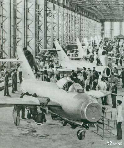 1956年7月19日，國產(chǎn)第一架噴氣式戰(zhàn)斗機(jī)在沈陽首次試飛成功，標(biāo)志著中國具備了獨(dú)立研制空軍武器裝備的能力。圖為國產(chǎn)第一批噴氣式飛機(jī)即將出廠。