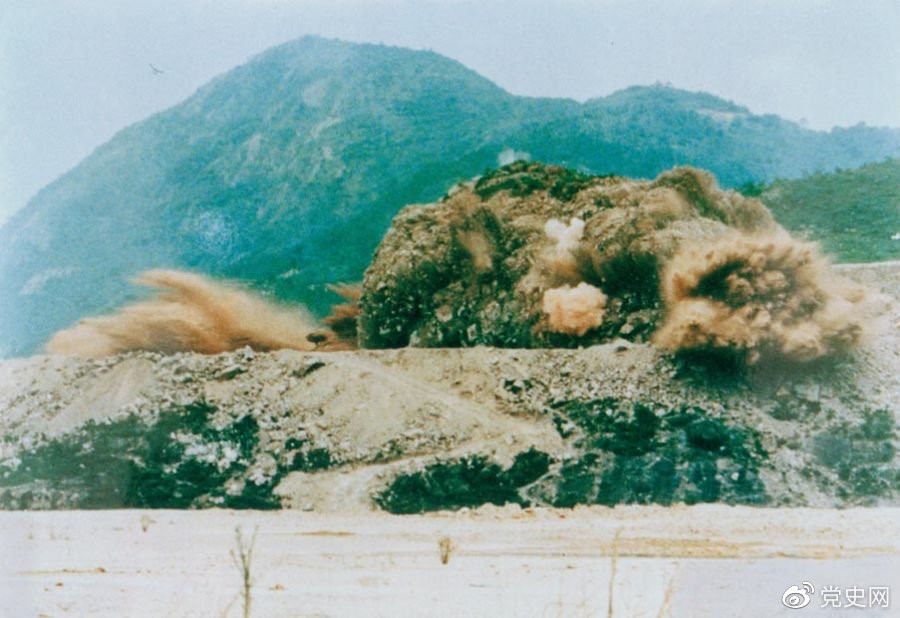 1979年7月20日，深圳蛇口工業(yè)區(qū)的建設者點燃開山炮時的場面。