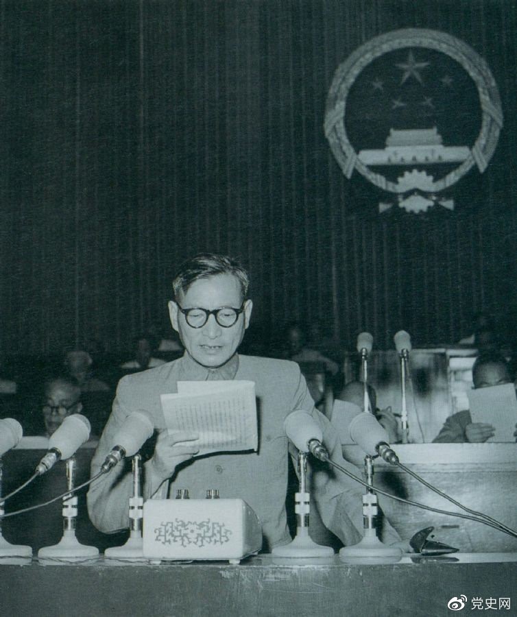 1955年7月，陳云在一屆全國人大二次會(huì)議上作堅(jiān)持和改進(jìn)糧食統(tǒng)購統(tǒng)銷工作的報(bào)告。