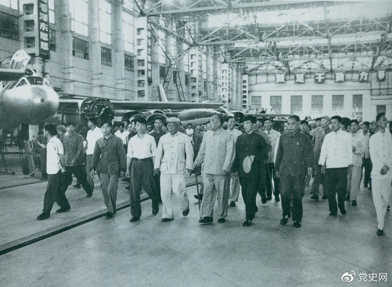 1964年7月31日，朱德視察哈爾濱飛機(jī)制造廠。