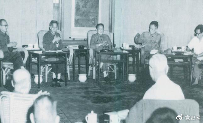 1977年8月4日—8日，鄧小平主持召開科學(xué)和教育工作座談會(huì)。