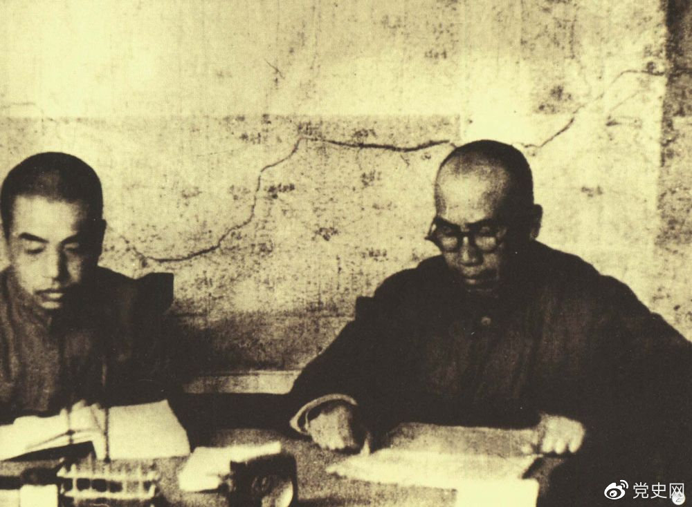 1945年8月，彭德懷任中央軍委副主席兼總參謀長，協(xié)助毛澤東、朱德指揮對日軍的大反攻。圖為朱德和彭德懷在延安。