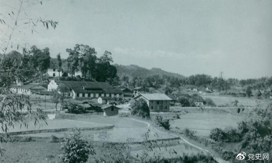 1934年8月，任弼時(shí)等率紅六軍團(tuán)9700余人，從橫石和新江口出發(fā)，開始西征。圖為江西遂川縣橫石。