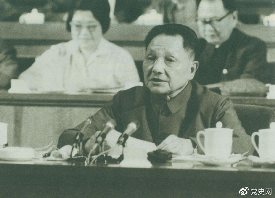 1977年8月18日，鄧小平在中國共產黨第十一次全國代表大會的閉幕會上提出：“一定要恢復和發(fā)揚毛主席為我們黨樹立的實事求是的優(yōu)良傳統(tǒng)和作風?！?/></p><p>1977年8月18日，鄧小平在中國共產黨第十一次全國代表大會的閉幕會上提出：“一定要恢復和發(fā)揚毛主席為我們黨樹立的實事求是的優(yōu)良傳統(tǒng)和作風?！?/p><p><br/></p><p>轉載：共產黨員網(wǎng)</p><p><br/></p>
							
							</div><!-- article-con -->






		<div   id=