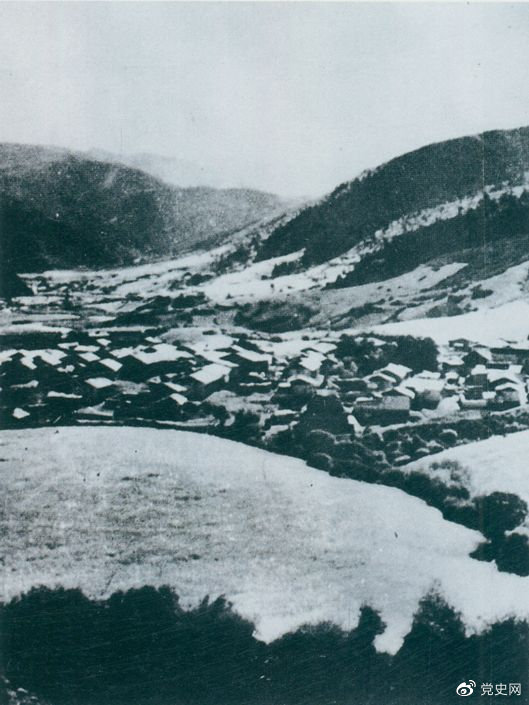 1935年8月20日，中共中央政治局在毛兒蓋召開會議，作出了《關(guān)于目前戰(zhàn)略方針之補充決定》，再次重申兩河口會議關(guān)于北上的戰(zhàn)略方針。圖為毛兒蓋。