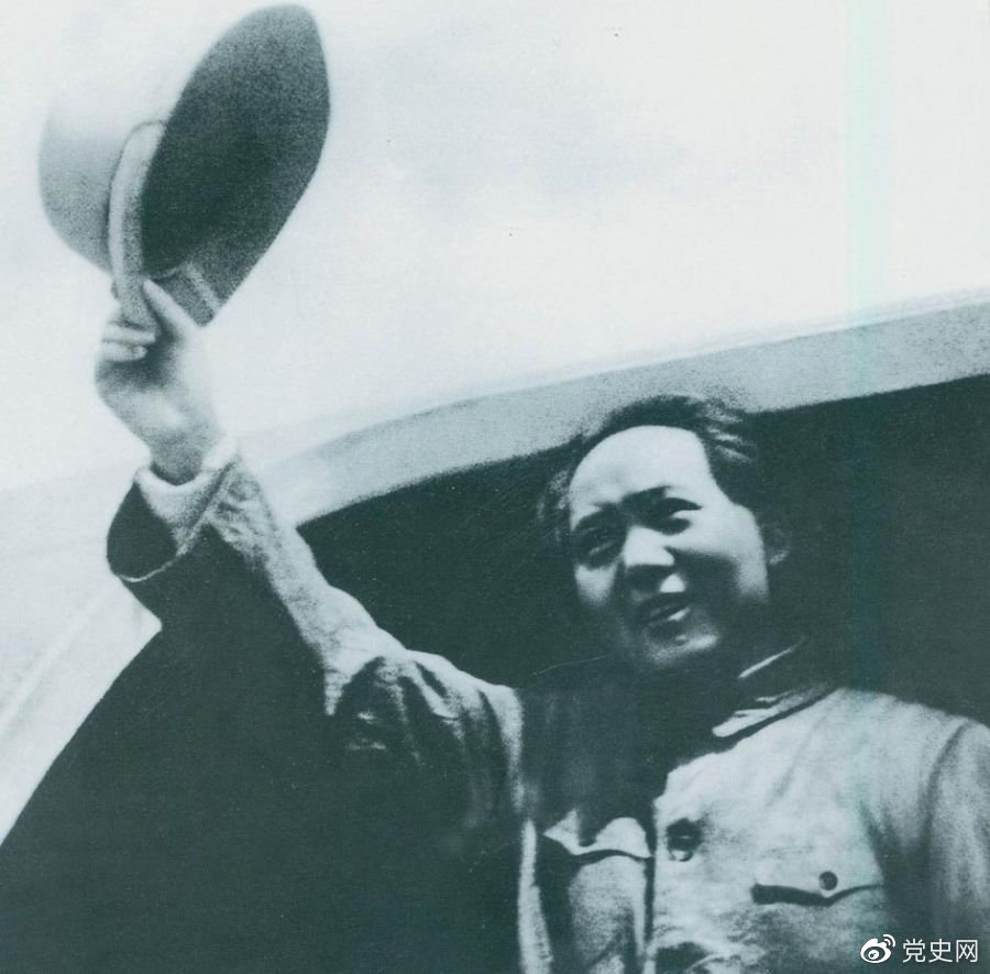 1945年8月28日，毛澤東飛赴重慶時，向前來歡送的延安軍民揮手告別。