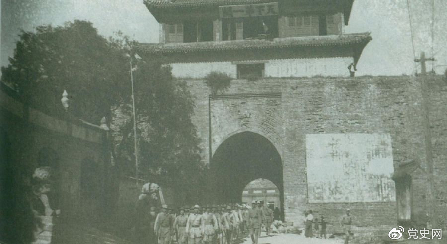 1945年8月下旬，八路軍解放山海關(guān)。