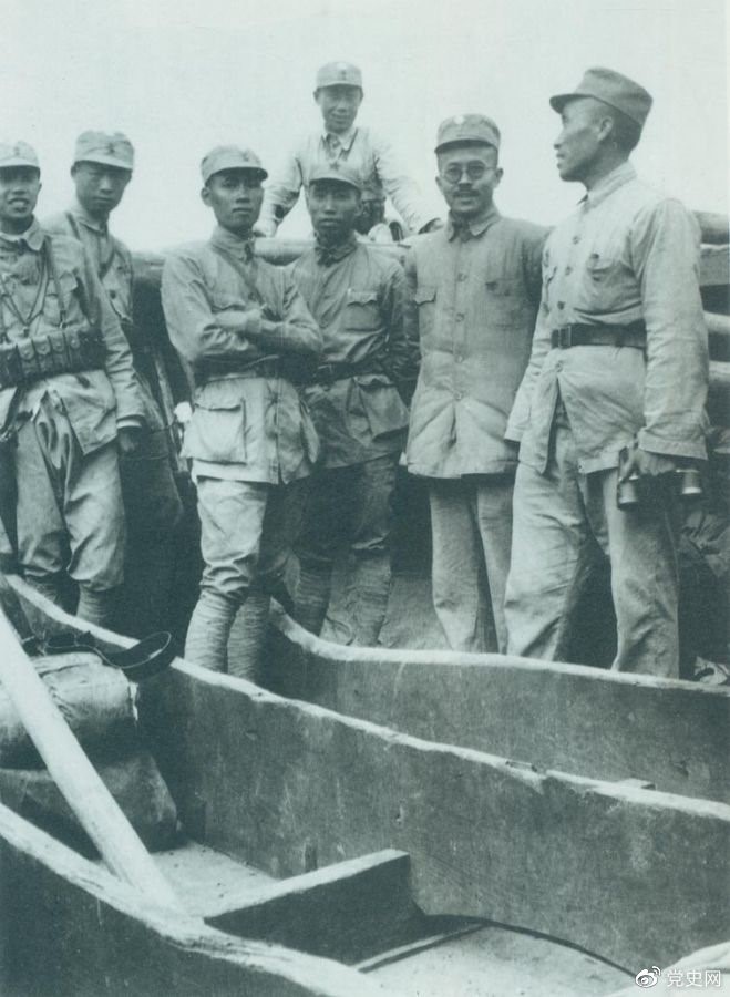 1937年9月，八路軍部分領(lǐng)導(dǎo)人率部東渡黃河，開赴抗日前線。圖為渡船上的八路軍領(lǐng)導(dǎo)人，前排右起：朱德、任弼時(shí)、左權(quán)。
