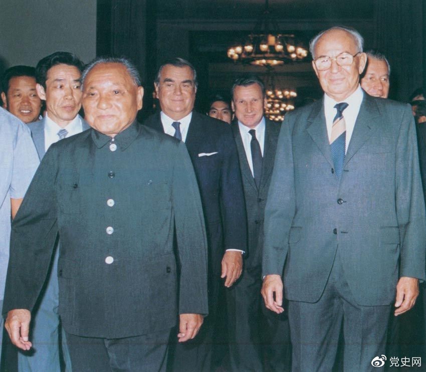 1988年9月5日，鄧小平在會(huì)見捷克斯洛伐克總統(tǒng)胡薩克時(shí)提出科學(xué)技術(shù)是第一生產(chǎn)力。